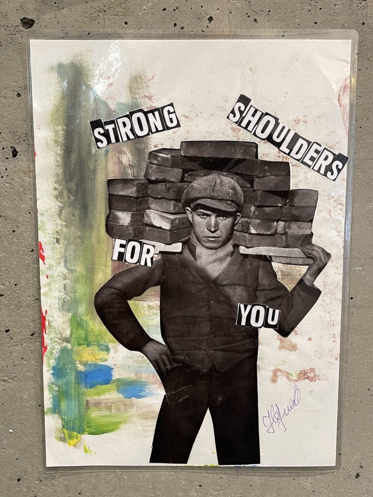 Die Collage von Daniela Hafner zeigt einen Brennkohlelieferanten in dunkler Kleidung mit Kohlebriketts auf den Schultern. Mit Zeitungslettern aufgeklebt ist der Text "Strong shoulders for you".